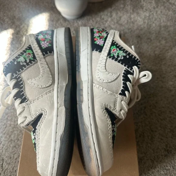 Nike N7 SB DUNK Floral Embroidered Sneakers - Black and White M5/W6.5 - Picture 3 of 10
